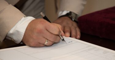 Split vs Simultaneous Exchange and Completion in M&A